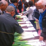 出荷規格を確認する生産者