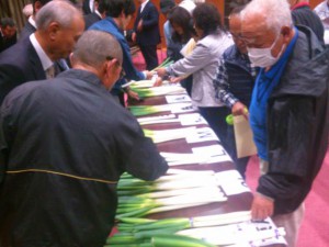 出荷規格を確認する生産者