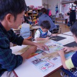 脱穀に挑戦する園児と青年部員