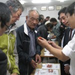 現品を確認する生産者と市場担当者