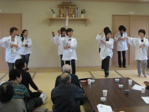 参加者に踊りを披露する女性部員