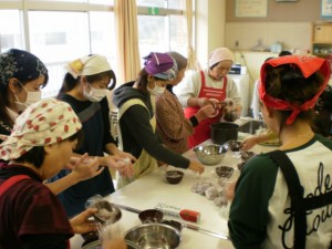 古代米でおにぎりをつくる参加者
