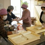 地元産米をＰＲするため調理する女性部員