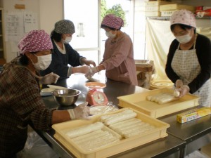 地元産米をＰＲするため調理する女性部員