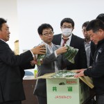 査定品を確認する同会役員と市場担当者