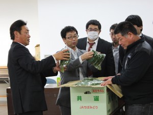 査定品を確認する同会役員と市場担当者