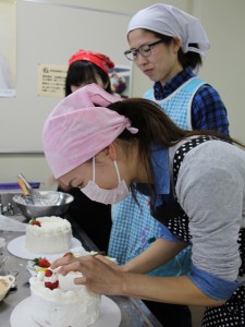 ケーキを飾り付ける参加者