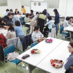 クリスマスリースを作る参加者たち