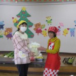 保育所にみそを贈呈する女性部員