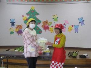 保育所にみそを贈呈する女性部員