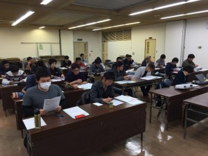 講師の話を真剣に聞く参加者