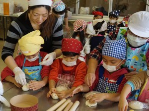 パン作りに挑戦する園児と女性部員