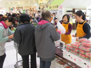 たくさんの人で賑わうイベント会場