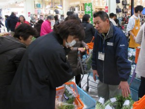 野菜の食べ方を来店者に説明する生産者