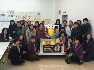 森永製菓㈱鶴見工場でキョロちゃんと写真をとる参加者