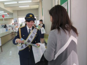 来店者に注意を呼びかける常世田さん