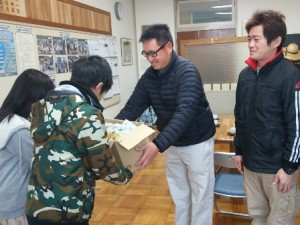 メロンゼリーを手渡す飯岡メロン部会役員