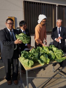 査定品を確認する生産者と市場担当者
