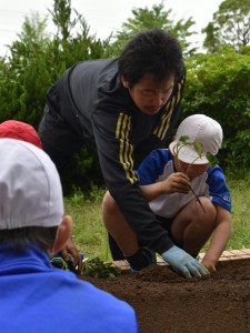 児童と苗植えを行う青年部員