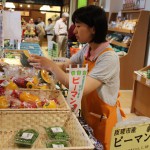 「みどりの大地」で商品の整理をする新入社員の大島さん