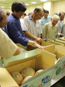 現品を確認する生産者