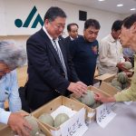 現品を確認する生産者