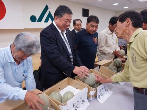 現品を確認する生産者