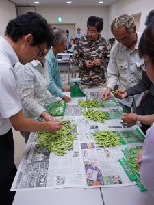 査定品を確認する生産者