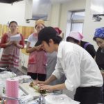 生春巻きをおいしくつくるポイントを説明する礒部シェフ