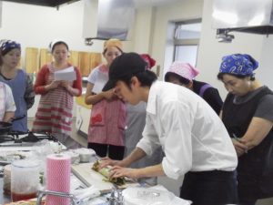 生春巻きをおいしくつくるポイントを説明する礒部シェフ