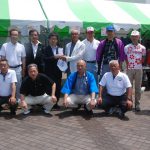 寄付を手渡す長島正会長（後列・左から5人目） (7月3日)