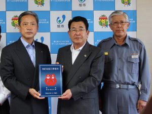消防団協力事業所認定表示証を受ける石神常務