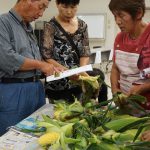 査定品を確認する市場担当者と生産者(7月14日)