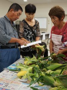 査定品を確認する市場担当者と生産者(7月14日)