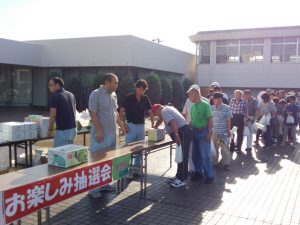 イベントのくじ引きに並ぶ来場者