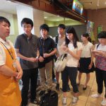 直売所「みどりの大地」で担当者より説明を受ける学生(8月9日)