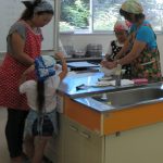 親子で米粉パンづくりを楽しむ参加者（7月30日）