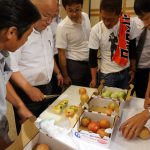現品査定をする市場担当者と生産者(９月８日)