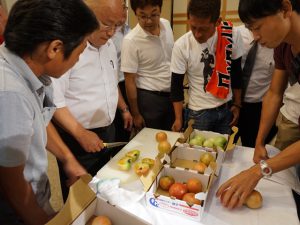 現品査定をする市場担当者と生産者(９月８日)