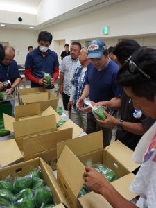 査定品を確認する市場担当者と生産者(8月26日)
