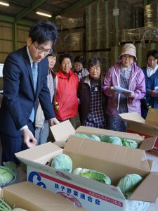 市場と生産者による現品査定（１０月２４日）