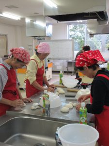 米粉パン作りに挑戦する女性部員(10月14日)