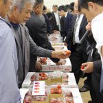 査定品を確認する生産者と市場担当者（10月28日）