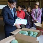 市場と生産者による現品査定（１０月２４日）