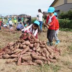 収穫したサツマイモを運ぶ園児(10月14日)