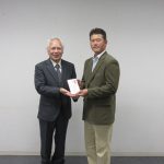 寄付金を贈呈する同会の加瀬会長(右)(11月7日)