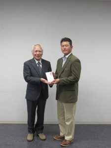寄付金を贈呈する同会の加瀬会長(右)(11月7日)