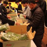 査定品を確認する生産者と市場担当者(11月7日)