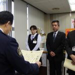 感謝状を受け取る川口支店長（右）と明智課長（中央）、鈴木さん（左）・ＪＡちばみどり矢指支店にて(12月14日)