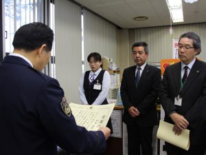 感謝状を受け取る川口支店長（右）と明智課長（中央）、鈴木さん（左）・ＪＡちばみどり矢指支店にて(12月14日)